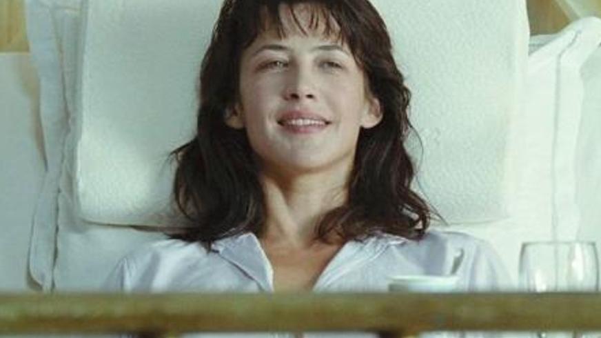 《枕边的男人》：残缺躯壳里绽放的爱与救赎之花