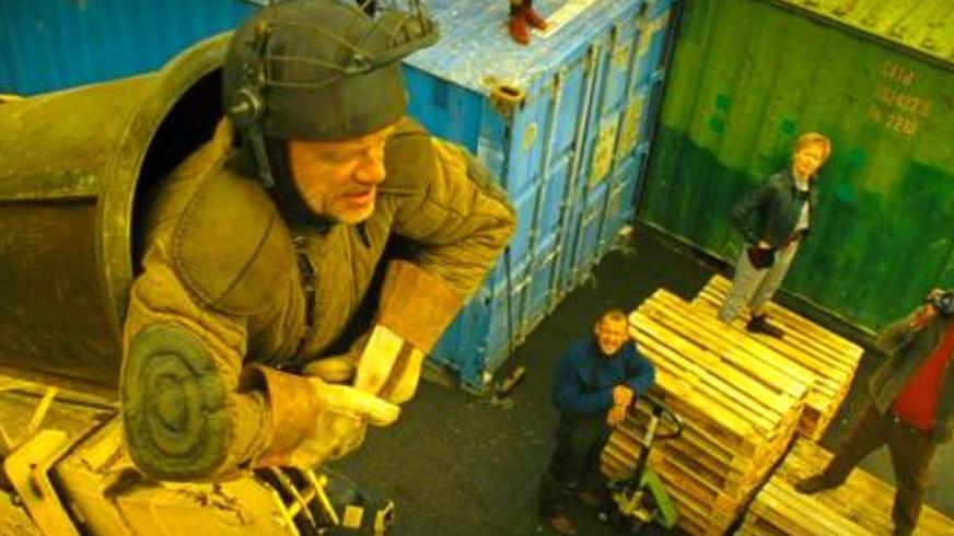 《尽情游戏》：废品小队的奇谋复仇与军火商的末路