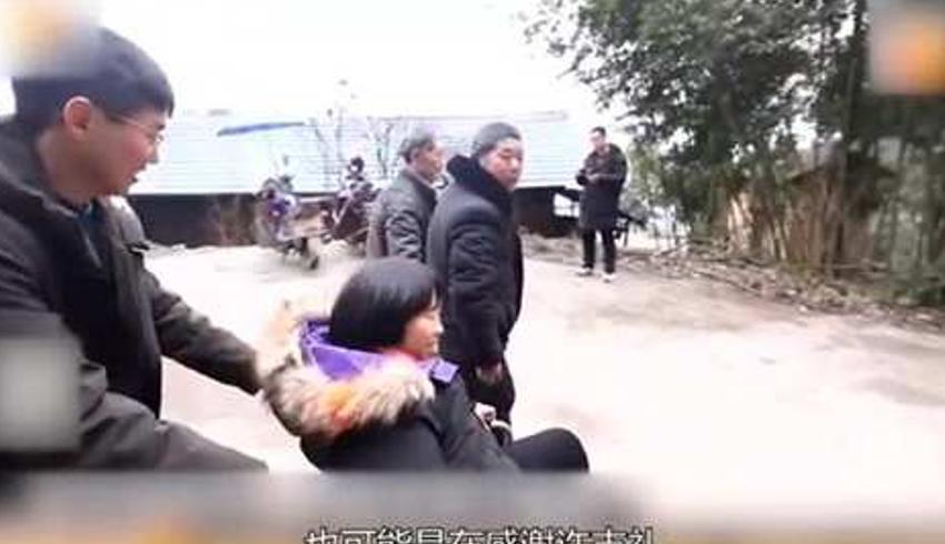 女儿出嫁二十六年后归家老父亲哽咽相拥感人瞬间