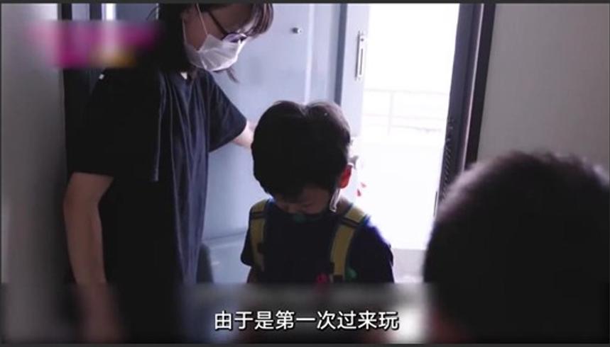 日本单亲妈妈足不出户照顾孩子的生活日常