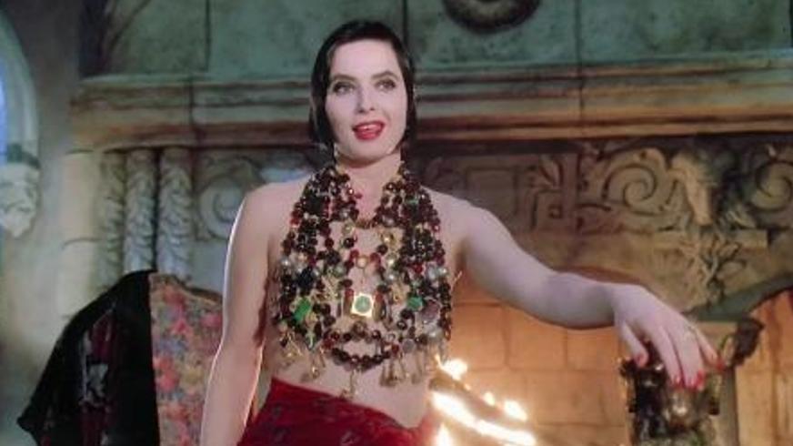 《飞越长生》：美貌与背叛交织的永生闹剧