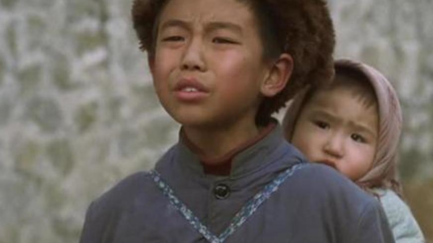 《我的小学》：在命运泥沼中绽放的求学之花