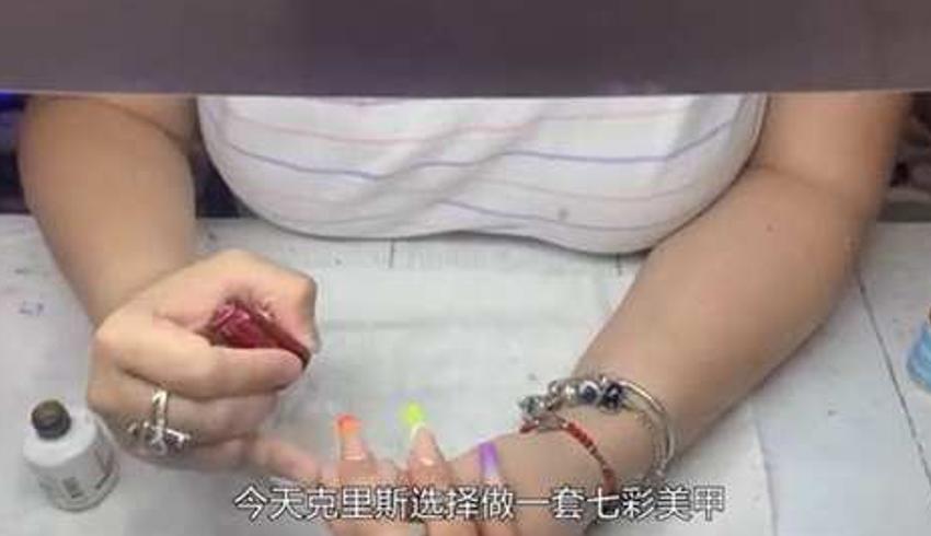 深夜上班的脱衣舞娘：日赚5000元的光鲜与自律