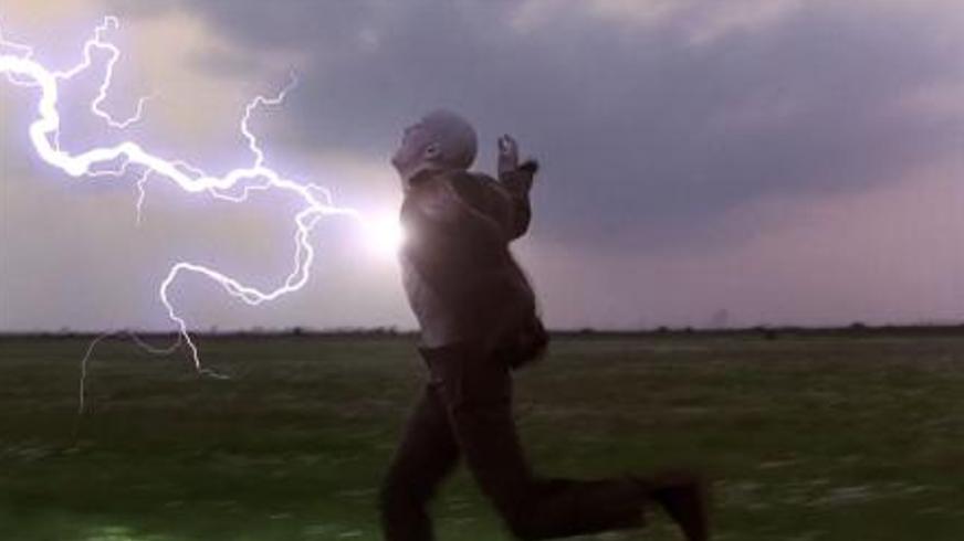 《天火》：火山爆发下的生死冒险与爱情考验