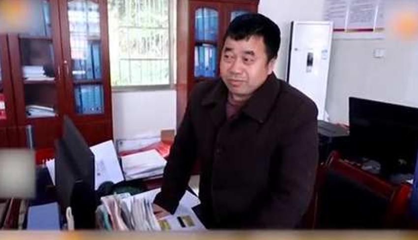 女儿出嫁廿六载未归家老父见其被抱下车哽咽