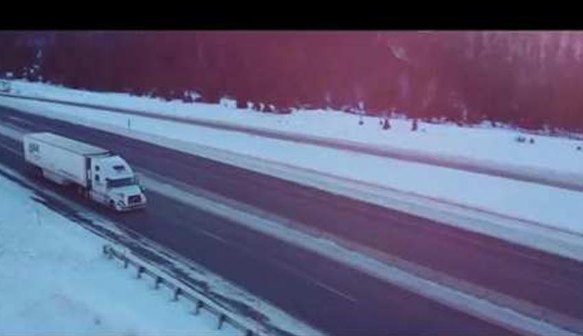 国外女卡车司机英子与小狗汤姆的运输日常纪录片