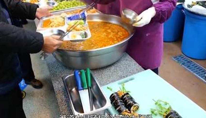 探秘韩国名校高中食堂：美食背后的饮食差异