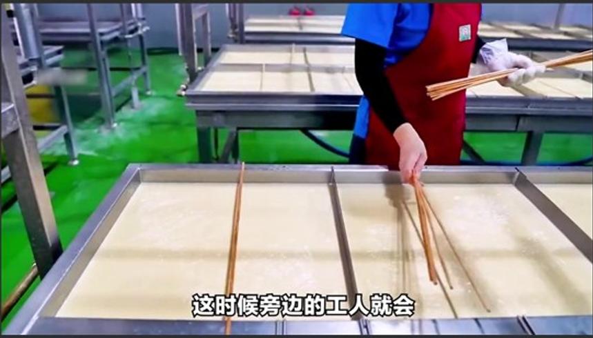 传统手艺制作油豆皮下火锅味道鲜香