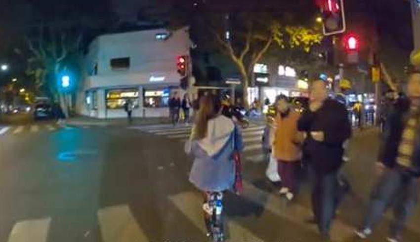 上海上班族小李的一天兼顾工作与非洲初创企业援助