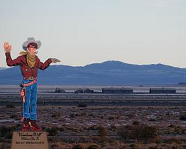 《Among The Palms The Bomb》：媒介技术下的毒性幽灵调解