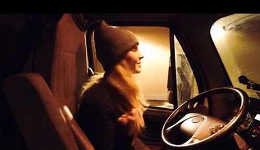 国外女卡车司机英子和小狗汤姆的运输日常