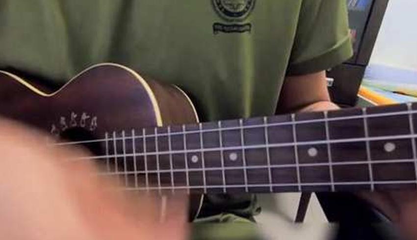 新加坡上班族齐宣的双面生活音乐梦与日常的平衡