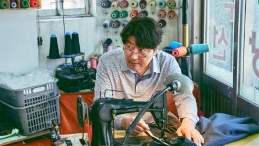 《掮客》：生命交易里的人性迷宫与救赎微光