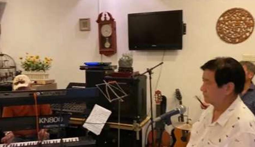 新加坡退休老人吉米的摇滚日常心态年轻的一天