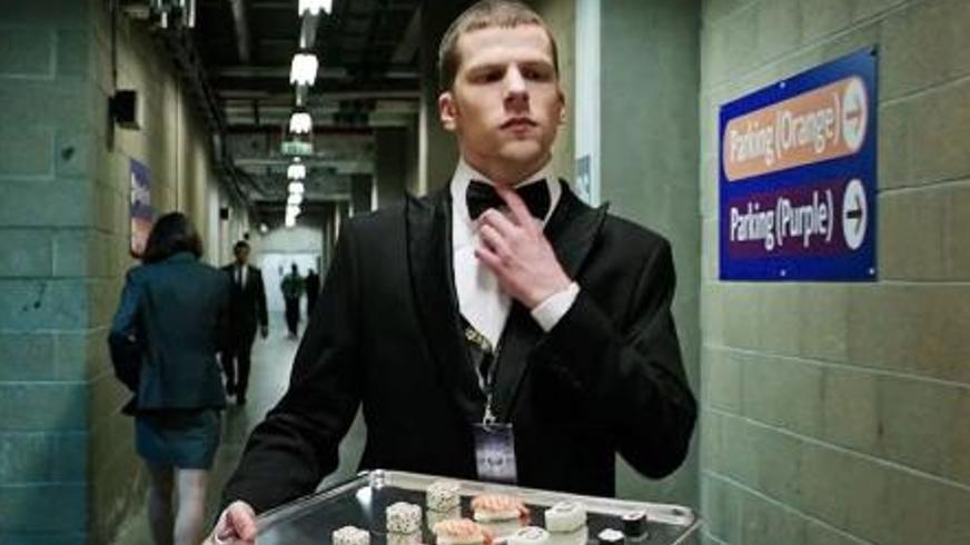 《惊天魔盗团2》：魔术骗局与终极反转的巅峰对决