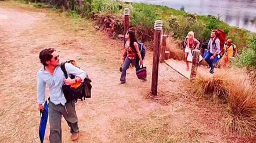 惊悚电影《嗜血狂犬》中的孤岛绝境求生