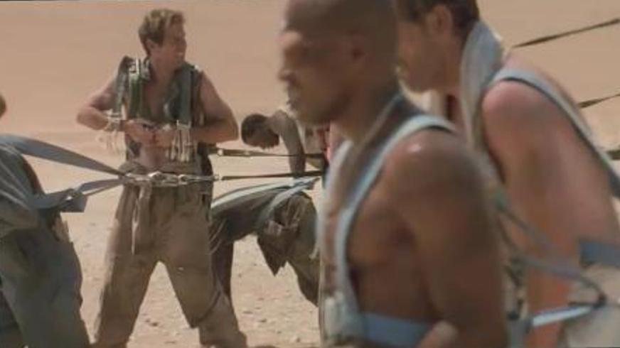 冒险电影《凤凰劫》：沙漠绝境中的飞机重生与生存之战