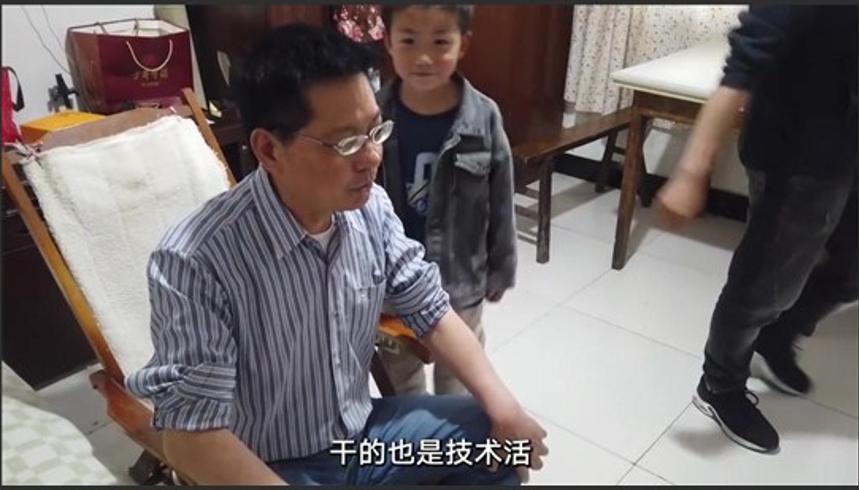 上海打工青年亮哥的一天：工厂上班加街头卖唱