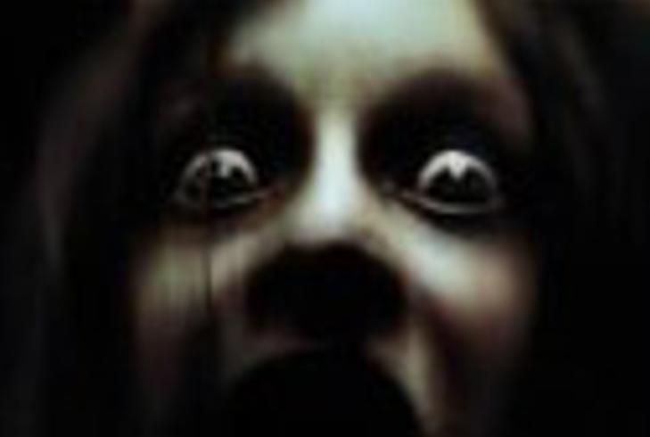 《鬼压床》深夜卧室里的无形重压与诡异存在