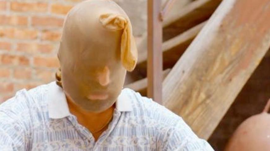 《犯罪大师》：笨贼的荒诞劫案与自我救赎之路