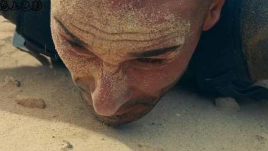 《碧海逃生》：浪涛中的绝境挣扎与生命坚守