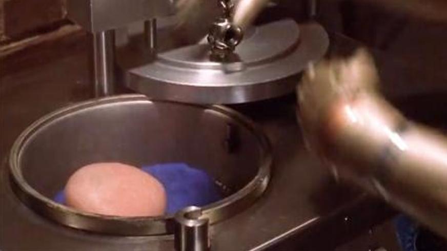 《机器管家》：跨越两百年的人性觉醒与情感救赎