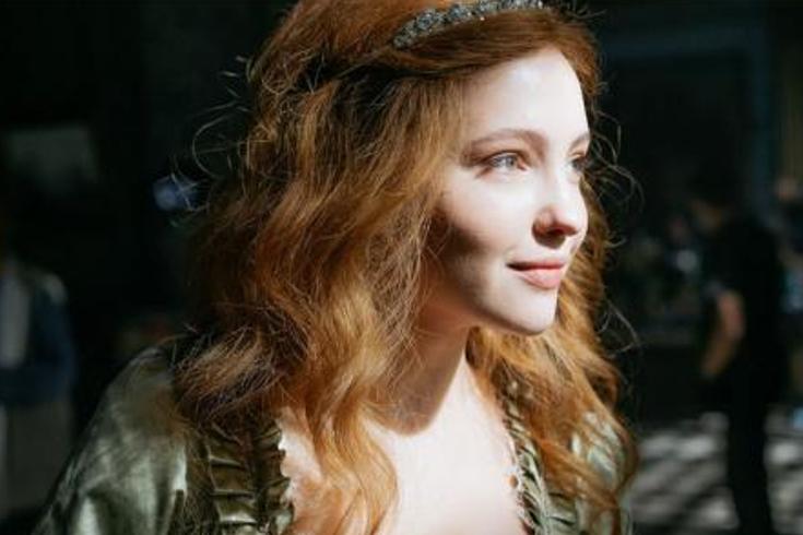 《伊丽莎白》：童贞女王的崛起与黄金时代的奠基