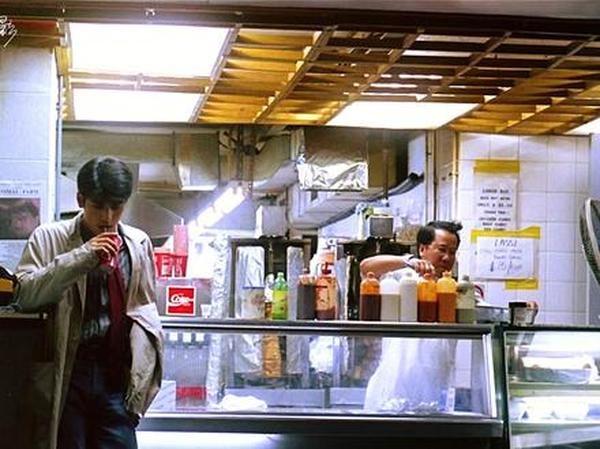 《重庆森林》：治愈遗憾的都市情书