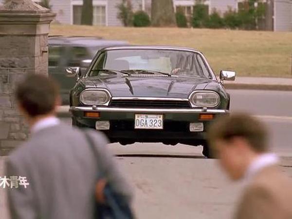 《闻香识女人》：黑暗中的双向救赎